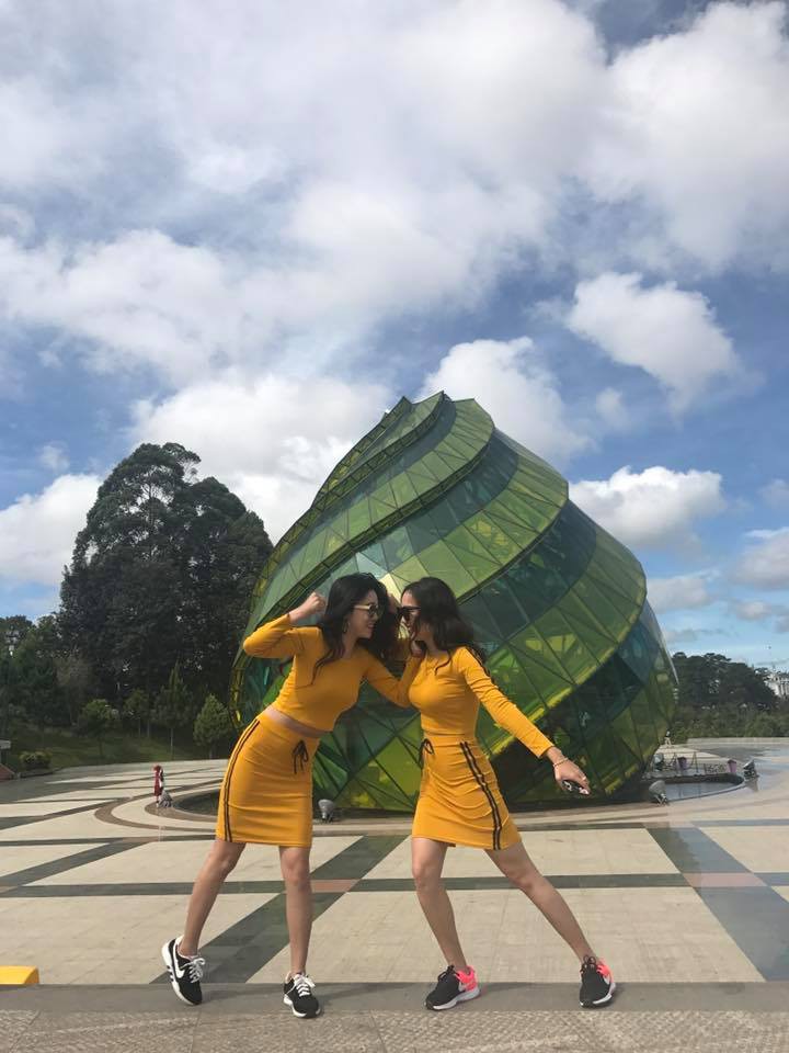 Loạt ảnh đời thường hút mắt của nhóm thiếu nữ Ê Đê bê tráp đang cực hot